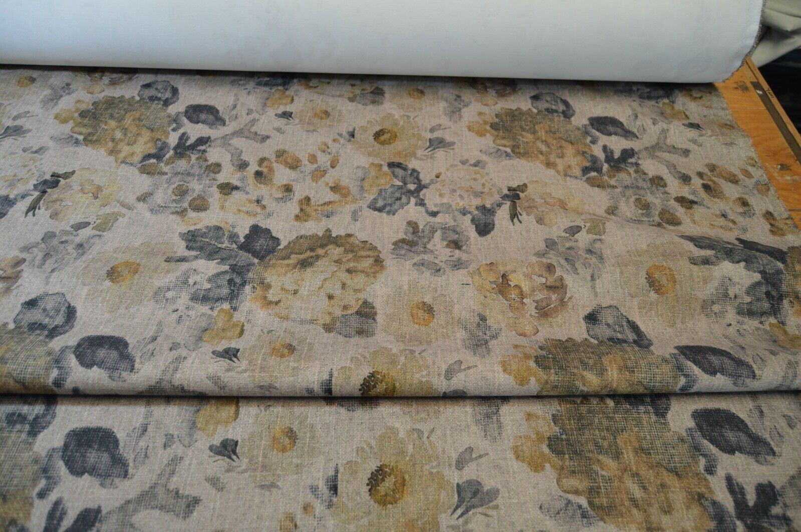 upholstery fabric J BROWN / PARKER KNOLL DESIGNER LYTTON HONEY soft feel floral - Image 3