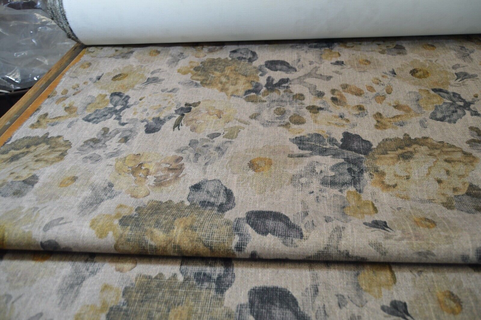 upholstery fabric J BROWN / PARKER KNOLL DESIGNER LYTTON HONEY soft feel floral - Image 4