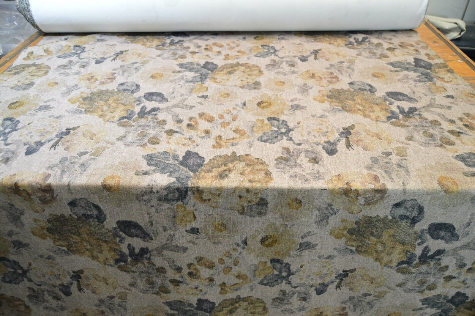 upholstery fabric J BROWN / PARKER KNOLL DESIGNER LYTTON HONEY soft feel floral - Image 6