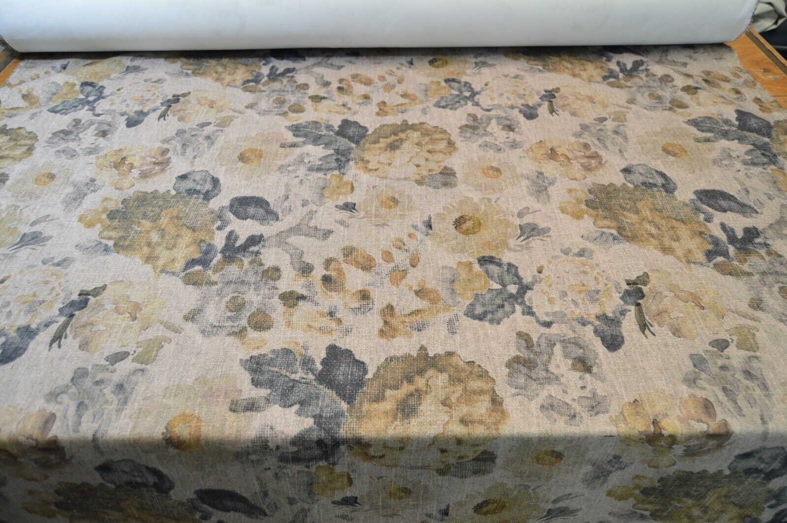 upholstery fabric J BROWN / PARKER KNOLL DESIGNER LYTTON HONEY soft feel floral